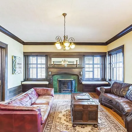 449 Massive 5 Bedroom Downtown